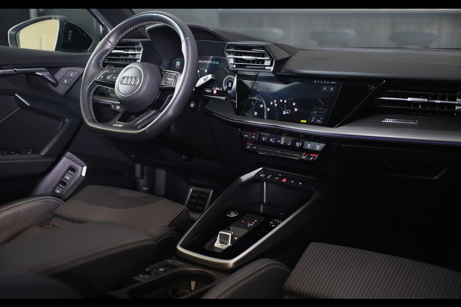 Audi A3 Sportback 45 TFSI e RS3 Look / 245 PK / RS Zetels / B & O / Leder / Head Up / Open Pano / Matrix / Virtual Cockpit / Pdc