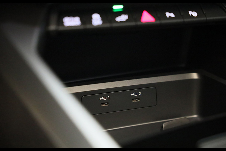 Audi A3 Sportback 45 TFSI e RS3 Look / 245 PK / RS Zetels / B & O / Leder / Head Up / Open Pano / Matrix / Virtual Cockpit / Pdc