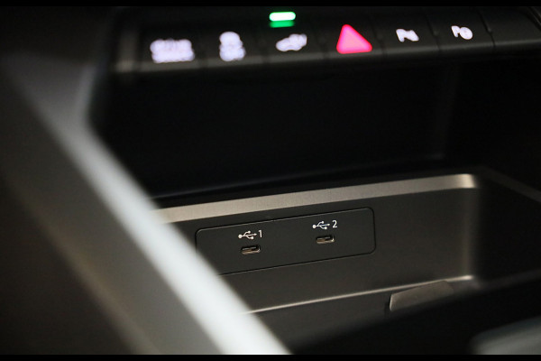 Audi A3 Sportback 45 TFSI e RS3 Look / 245 PK / RS Zetels / B & O / Leder / Head Up / Open Pano / Matrix / Virtual Cockpit / Pdc