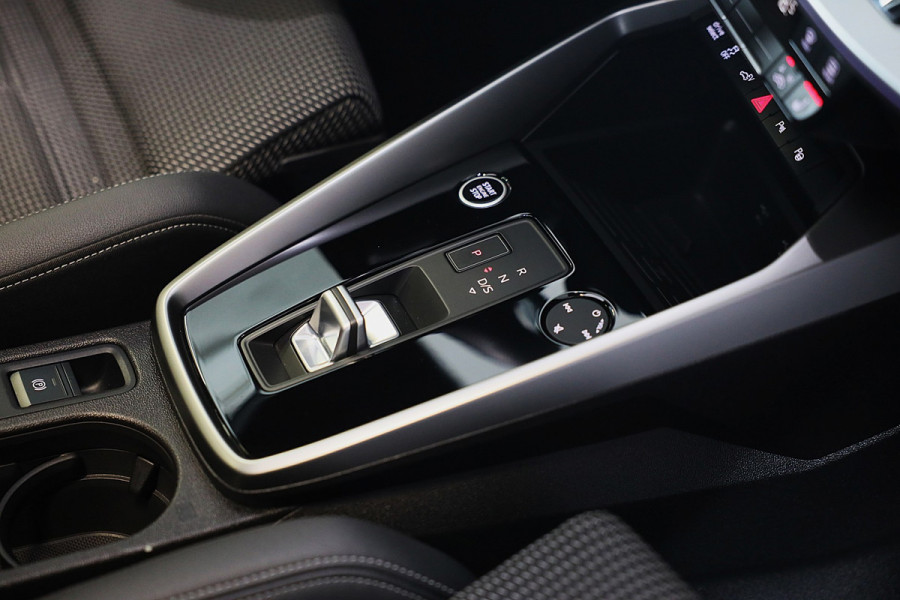 Audi A3 Sportback 45 TFSI e RS3 Look / 245 PK / RS Zetels / B & O / Leder / Head Up / Open Pano / Matrix / Virtual Cockpit / Pdc