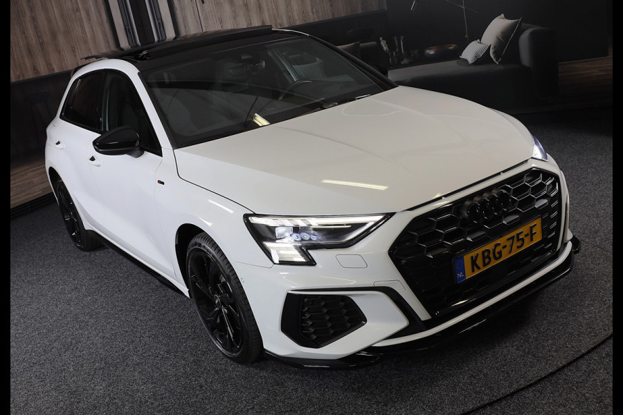 Audi A3 Sportback 45 TFSI e RS3 Look / 245 PK / RS Zetels / B & O / Leder / Head Up / Open Pano / Matrix / Virtual Cockpit / Pdc