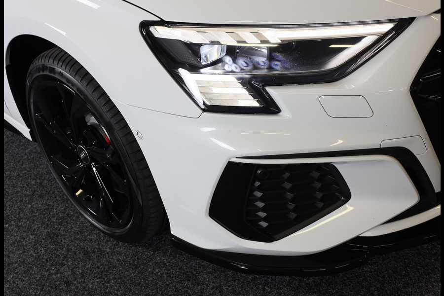 Audi A3 Sportback 45 TFSI e RS3 Look / 245 PK / RS Zetels / B & O / Leder / Head Up / Open Pano / Matrix / Virtual Cockpit / Pdc