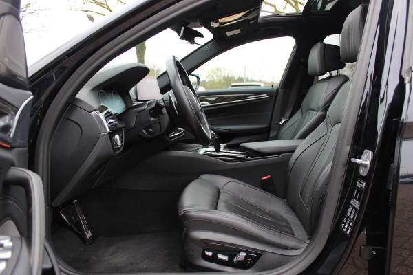 BMW 5 Serie Touring 540i xDrive High Exe. M Sport / Trekhaak / Panoramadak / 360Camera / Head-up / Leder / 19'' / Harman Kardon / CarPlay / Stoelventilatie / Stuur+Stoelverwarming / 4zone / Dodehoek / DAB / ACC
