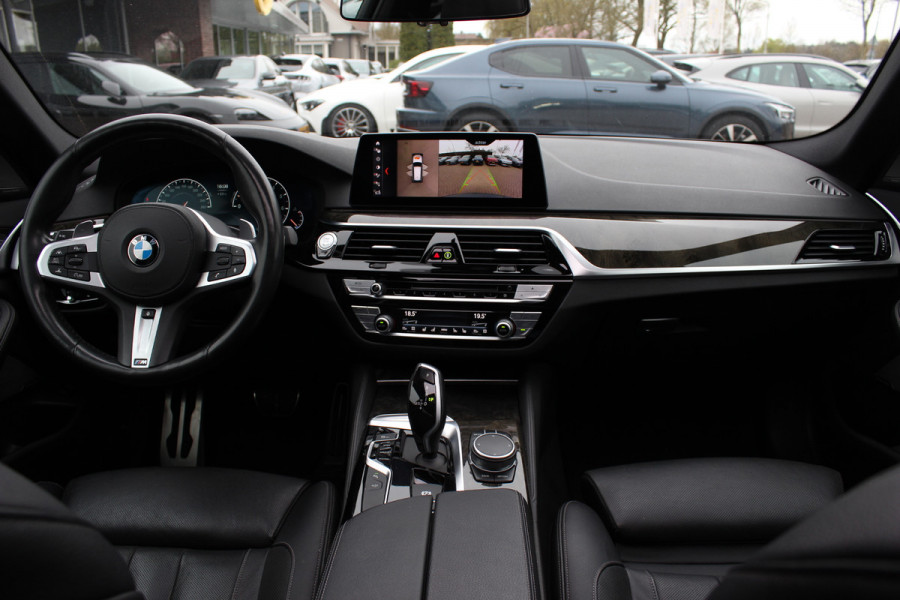 BMW 5 Serie Touring 540i xDrive High Exe. M Sport / Trekhaak / Panoramadak / 360Camera / Head-up / Leder / 19'' / Harman Kardon / CarPlay / Stoelventilatie / Stuur+Stoelverwarming / 4zone / Dodehoek / DAB / ACC
