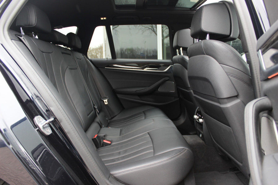 BMW 5 Serie Touring 540i xDrive High Exe. M Sport / Trekhaak / Panoramadak / 360Camera / Head-up / Leder / 19'' / Harman Kardon / CarPlay / Stoelventilatie / Stuur+Stoelverwarming / 4zone / Dodehoek / DAB / ACC
