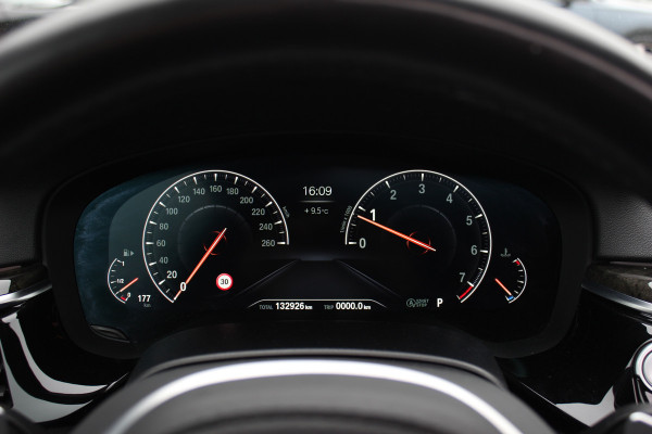 BMW 5 Serie Touring 540i xDrive High Exe. M Sport / Trekhaak / Panoramadak / 360Camera / Head-up / Leder / 19'' / Harman Kardon / CarPlay / Stoelventilatie / Stuur+Stoelverwarming / 4zone / Dodehoek / DAB / ACC