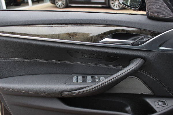 BMW 5 Serie Touring 540i xDrive High Exe. M Sport / Trekhaak / Panoramadak / 360Camera / Head-up / Leder / 19'' / Harman Kardon / CarPlay / Stoelventilatie / Stuur+Stoelverwarming / 4zone / Dodehoek / DAB / ACC
