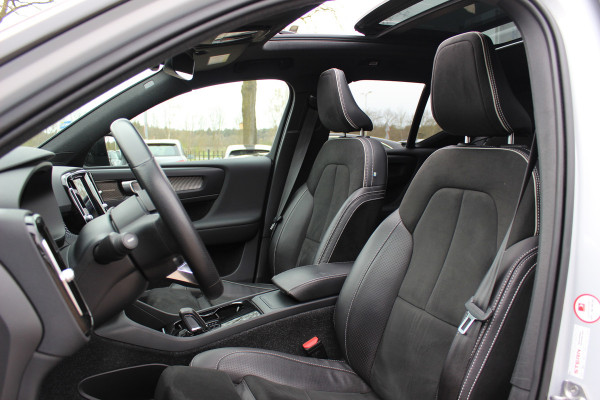 Volvo XC40 Recharge P8 AWD R-Design / SoH 92,1% / Trekhaak / Panoramadak / Camera / Keyless / Harman Kardon / 19'' / Half leder / Stuur+Stoelverwarming / DAB / Dodehoek / ACC