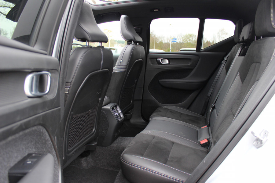 Volvo XC40 Recharge P8 AWD R-Design / SoH 92,1% / Trekhaak / Panoramadak / Camera / Keyless / Harman Kardon / 19'' / Half leder / Stuur+Stoelverwarming / DAB / Dodehoek / ACC