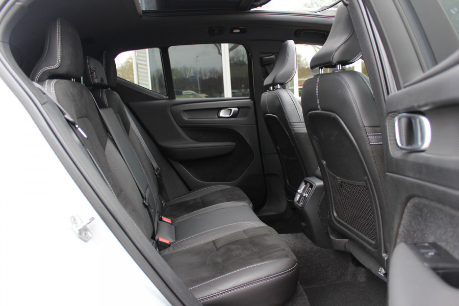 Volvo XC40 Recharge P8 AWD R-Design / SoH 92,1% / Trekhaak / Panoramadak / Camera / Keyless / Harman Kardon / 19'' / Half leder / Stuur+Stoelverwarming / DAB / Dodehoek / ACC