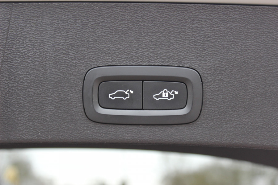 Volvo XC40 Recharge P8 AWD R-Design / SoH 92,1% / Trekhaak / Panoramadak / Camera / Keyless / Harman Kardon / 19'' / Half leder / Stuur+Stoelverwarming / DAB / Dodehoek / ACC