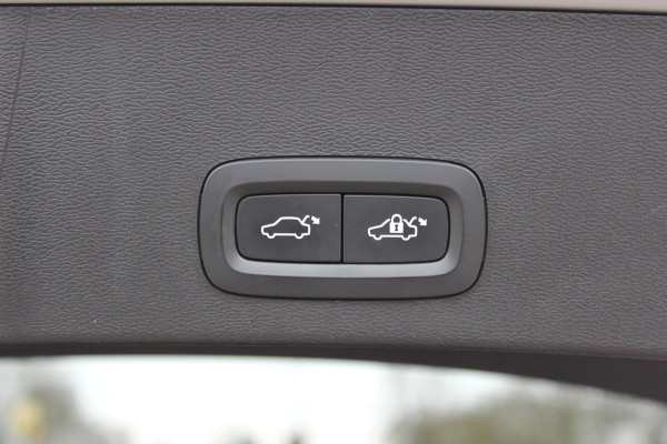 Volvo XC40 Recharge P8 AWD R-Design / SoH 92,1% / Trekhaak / Panoramadak / Camera / Keyless / Harman Kardon / 19'' / Half leder / Stuur+Stoelverwarming / DAB / Dodehoek / ACC