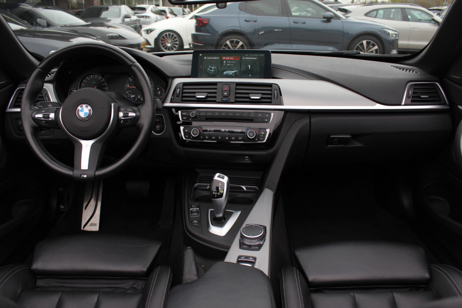BMW 4 Serie Cabrio 420i High Executive Ed. M Sport / Camera / Leder / Harman Kardon / Nekverwarming / 19'' / Navigatie / Windscherm / DAB / Stoelverwarming / Cruise Control
