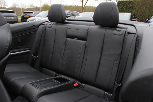 BMW 4 Serie Cabrio 420i High Executive Ed. M Sport / Camera / Leder / Harman Kardon / Nekverwarming / 19'' / Navigatie / Windscherm / DAB / Stoelverwarming / Cruise Control