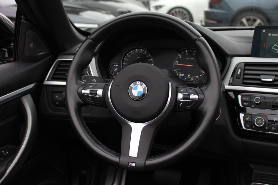 BMW 4 Serie Cabrio 420i High Executive Ed. M Sport / Camera / Leder / Harman Kardon / Nekverwarming / 19'' / Navigatie / Windscherm / DAB / Stoelverwarming / Cruise Control