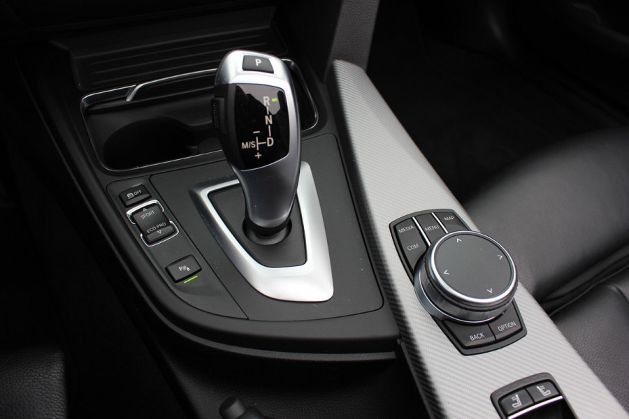 BMW 4 Serie Cabrio 420i High Executive Ed. M Sport / Camera / Leder / Harman Kardon / Nekverwarming / 19'' / Navigatie / Windscherm / DAB / Stoelverwarming / Cruise Control