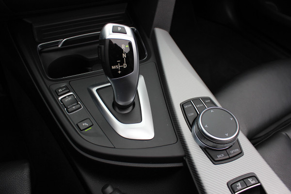 BMW 4 Serie Cabrio 420i High Executive Ed. M Sport / Camera / Leder / Harman Kardon / Nekverwarming / 19'' / Navigatie / Windscherm / DAB / Stoelverwarming / Cruise Control