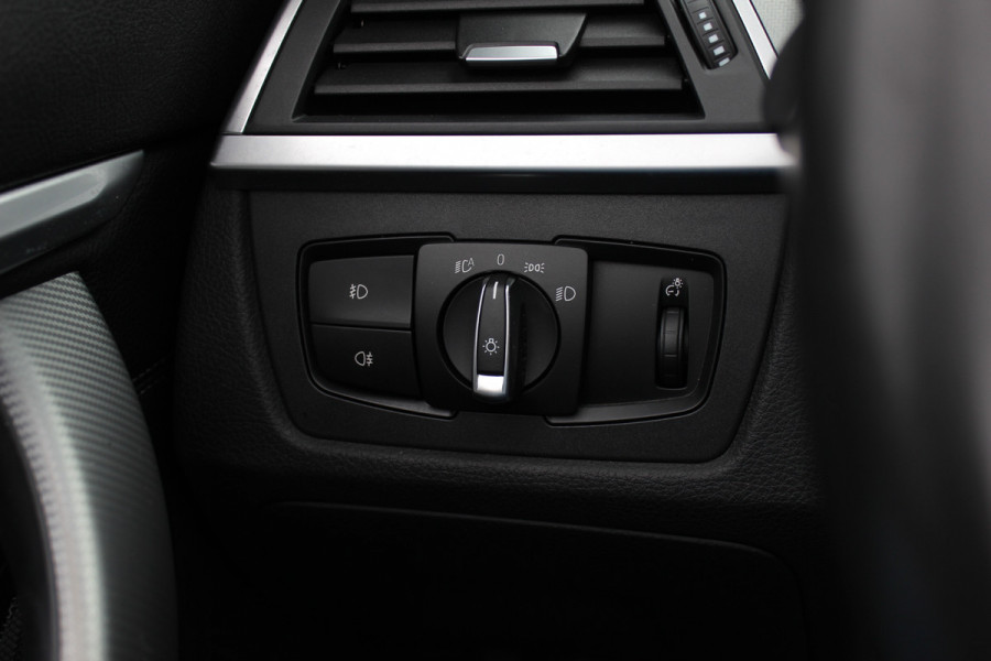 BMW 4 Serie Cabrio 420i High Executive Ed. M Sport / Camera / Leder / Harman Kardon / Nekverwarming / 19'' / Navigatie / Windscherm / DAB / Stoelverwarming / Cruise Control