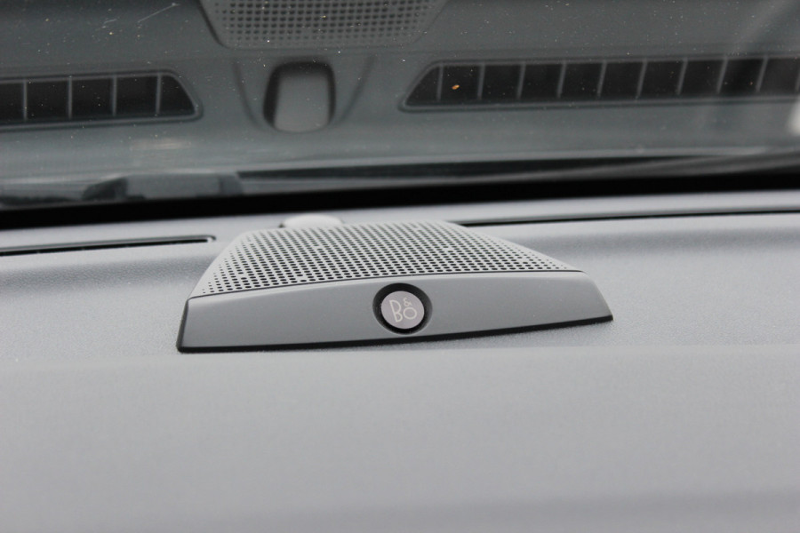 Ford Puma 1.0 EcoBoost Hybrid ST-Line X Vignale 155pk / NL Auto! / Full option! / Trekhaak / Panoramadak / Camera / Leder / CarPlay / B&O / 18'' / Keyless / Stuur+Stoelverwarming / Dodehoek / DAB / Verwarmde voorruit / ACC