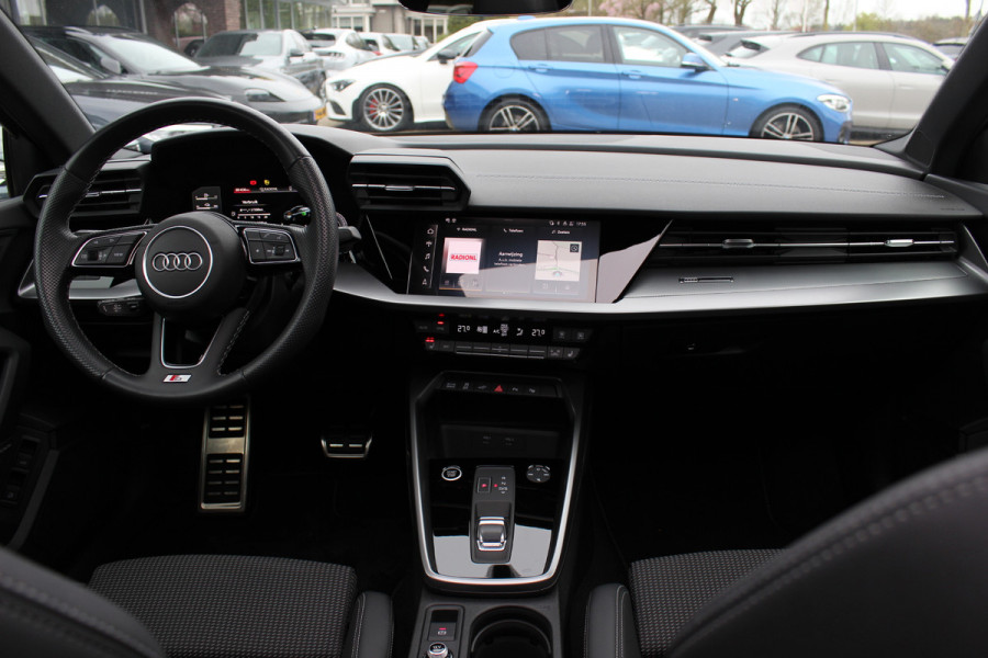 Audi A3 Sportback 45 TFSI e S edition Competition / Trekhaak / Panoramadak / CarPlay / Matrix LED / Keyless / Parkeerhulp V+A / 18'' / Half leder / Navigatie / DAB / Dodehoek / Stoelverwarming / ACC