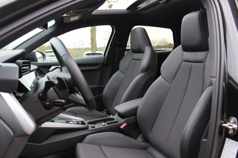 Audi A3 Sportback 45 TFSI e S edition Competition / Trekhaak / Panoramadak / CarPlay / Matrix LED / Keyless / Parkeerhulp V+A / 18'' / Half leder / Navigatie / DAB / Dodehoek / Stoelverwarming / ACC