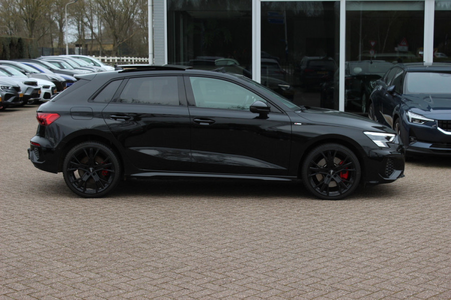 Audi A3 Sportback 45 TFSI e S edition Competition / Trekhaak / Panoramadak / CarPlay / Matrix LED / Keyless / Parkeerhulp V+A / 18'' / Half leder / Navigatie / DAB / Dodehoek / Stoelverwarming / ACC