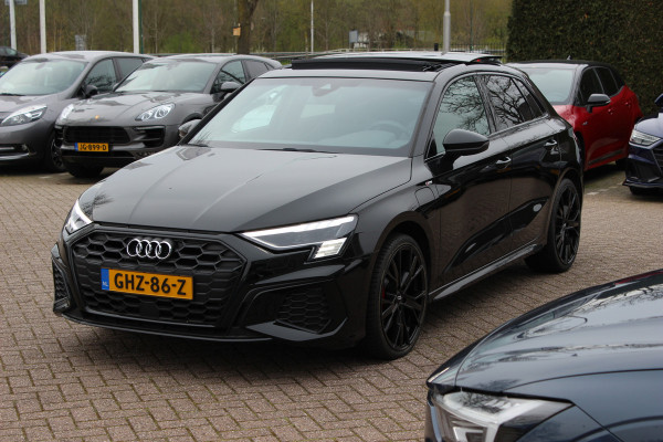 Audi A3 Sportback 45 TFSI e S edition Competition / Trekhaak / Panoramadak / CarPlay / Matrix LED / Keyless / Parkeerhulp V+A / 18'' / Half leder / Navigatie / DAB / Dodehoek / Stoelverwarming / ACC