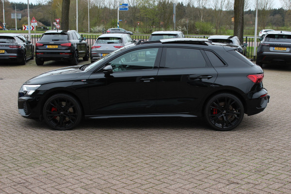 Audi A3 Sportback 45 TFSI e S edition Competition / Trekhaak / Panoramadak / CarPlay / Matrix LED / Keyless / Parkeerhulp V+A / 18'' / Half leder / Navigatie / DAB / Dodehoek / Stoelverwarming / ACC