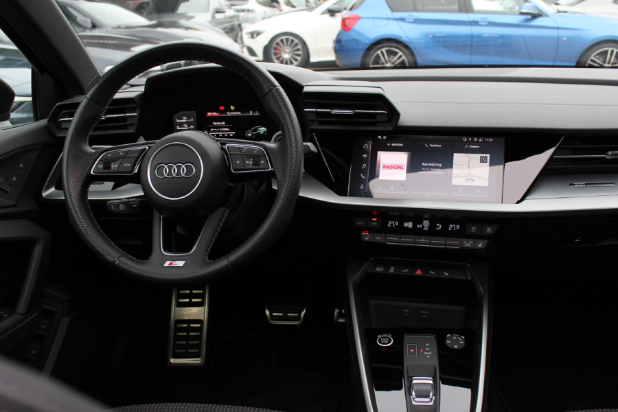 Audi A3 Sportback 45 TFSI e S edition Competition / Trekhaak / Panoramadak / CarPlay / Matrix LED / Keyless / Parkeerhulp V+A / 18'' / Half leder / Navigatie / DAB / Dodehoek / Stoelverwarming / ACC