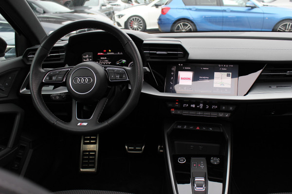 Audi A3 Sportback 45 TFSI e S edition Competition / Trekhaak / Panoramadak / CarPlay / Matrix LED / Keyless / Parkeerhulp V+A / 18'' / Half leder / Navigatie / DAB / Dodehoek / Stoelverwarming / ACC