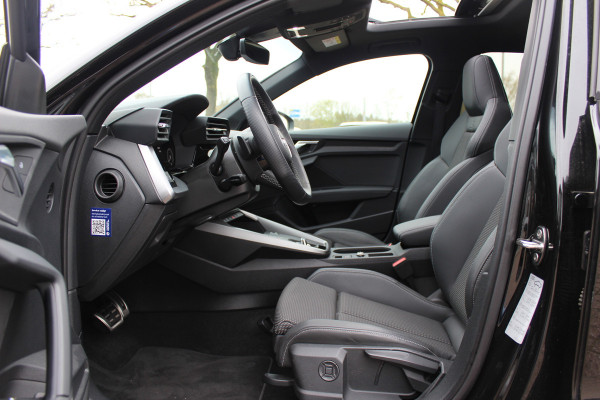 Audi A3 Sportback 45 TFSI e S edition Competition / Trekhaak / Panoramadak / CarPlay / Matrix LED / Keyless / Parkeerhulp V+A / 18'' / Half leder / Navigatie / DAB / Dodehoek / Stoelverwarming / ACC