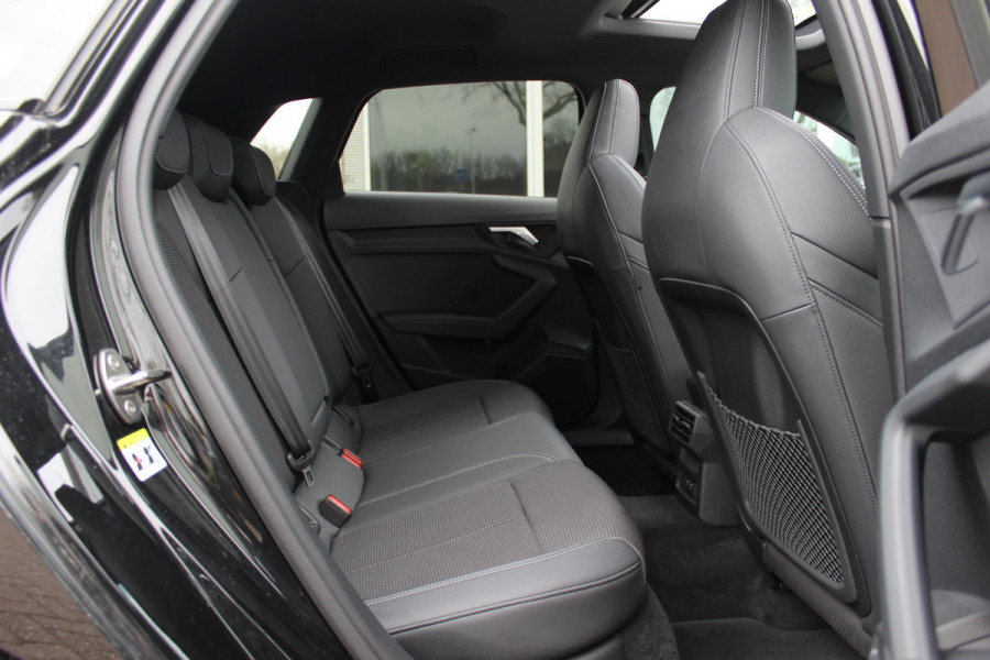 Audi A3 Sportback 45 TFSI e S edition Competition / Trekhaak / Panoramadak / CarPlay / Matrix LED / Keyless / Parkeerhulp V+A / 18'' / Half leder / Navigatie / DAB / Dodehoek / Stoelverwarming / ACC