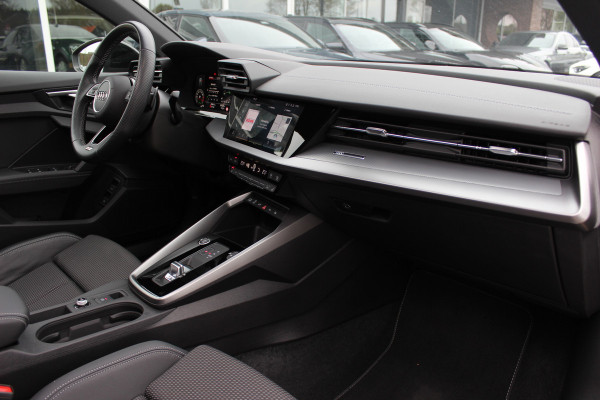 Audi A3 Sportback 45 TFSI e S edition Competition / Trekhaak / Panoramadak / CarPlay / Matrix LED / Keyless / Parkeerhulp V+A / 18'' / Half leder / Navigatie / DAB / Dodehoek / Stoelverwarming / ACC