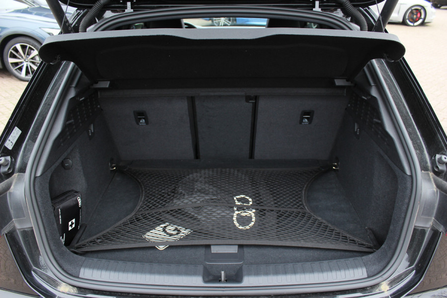 Audi A3 Sportback 45 TFSI e S edition Competition / Trekhaak / Panoramadak / CarPlay / Matrix LED / Keyless / Parkeerhulp V+A / 18'' / Half leder / Navigatie / DAB / Dodehoek / Stoelverwarming / ACC