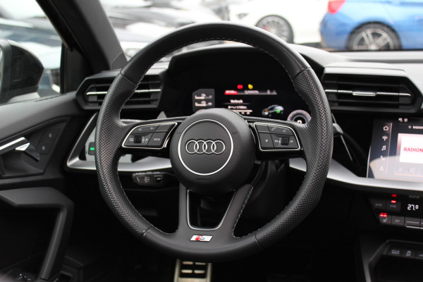 Audi A3 Sportback 45 TFSI e S edition Competition / Trekhaak / Panoramadak / CarPlay / Matrix LED / Keyless / Parkeerhulp V+A / 18'' / Half leder / Navigatie / DAB / Dodehoek / Stoelverwarming / ACC