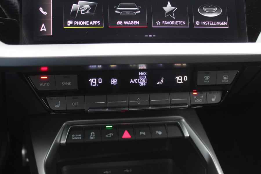 Audi A3 Sportback 45 TFSI e S edition Competition / Trekhaak / Panoramadak / CarPlay / Matrix LED / Keyless / Parkeerhulp V+A / 18'' / Half leder / Navigatie / DAB / Dodehoek / Stoelverwarming / ACC