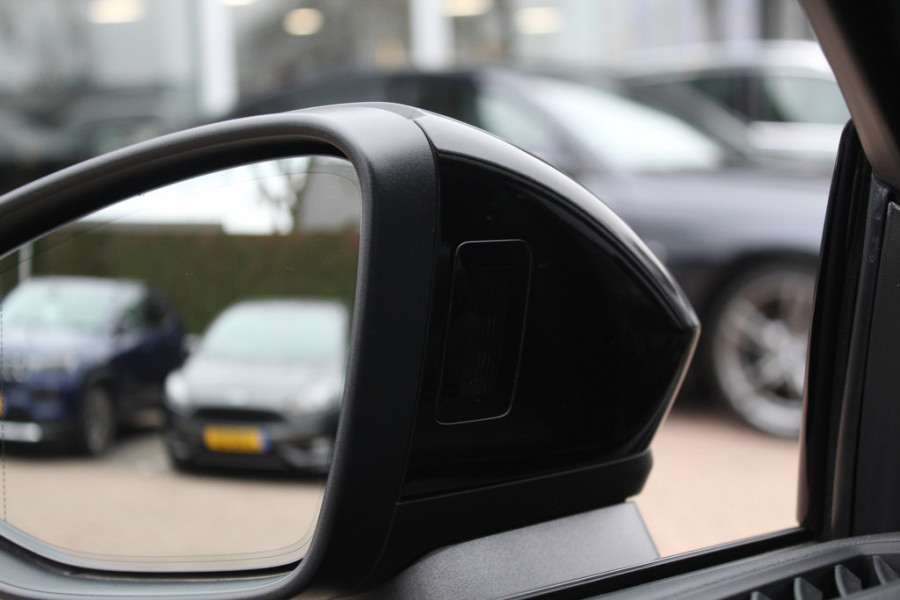 Audi A3 Sportback 45 TFSI e S edition Competition / Trekhaak / Panoramadak / CarPlay / Matrix LED / Keyless / Parkeerhulp V+A / 18'' / Half leder / Navigatie / DAB / Dodehoek / Stoelverwarming / ACC