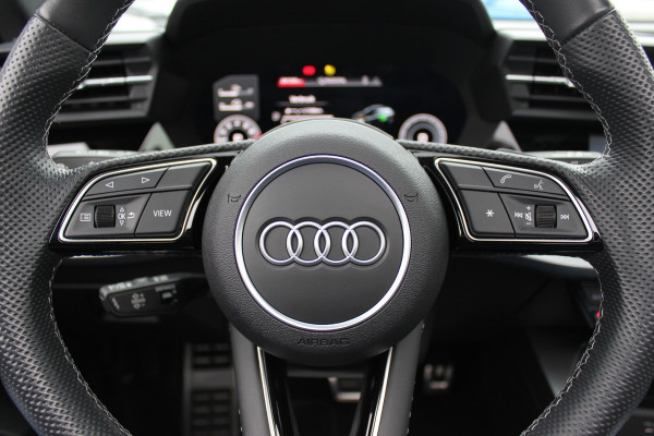 Audi A3 Sportback 45 TFSI e S edition Competition / Trekhaak / Panoramadak / CarPlay / Matrix LED / Keyless / Parkeerhulp V+A / 18'' / Half leder / Navigatie / DAB / Dodehoek / Stoelverwarming / ACC