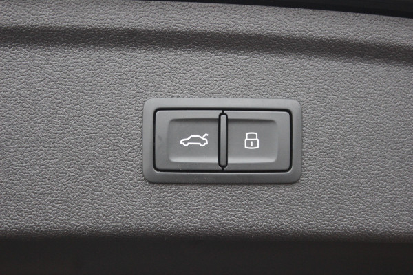 Audi A3 Sportback 45 TFSI e S edition Competition / Trekhaak / Panoramadak / CarPlay / Matrix LED / Keyless / Parkeerhulp V+A / 18'' / Half leder / Navigatie / DAB / Dodehoek / Stoelverwarming / ACC