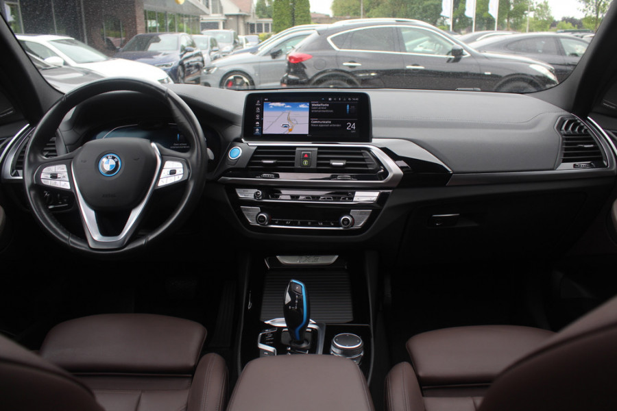 BMW iX3 Executive 80 kWh / Panoramadak / Camera / Head-up / 20'' / Leder / Harman Kardon / Navigatie / Memory seats / Dodehoek / DAB / Stoelverwarming / Cruise Control Adaptief