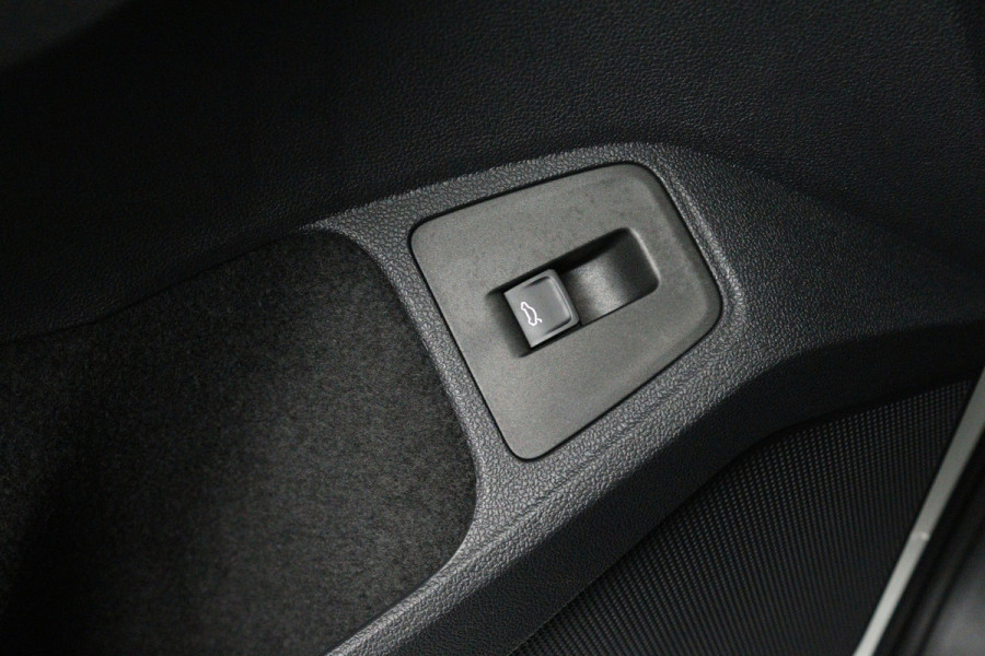 Volkswagen Tiguan 1.5 TSI Comfortline Business (NAVIGATIE, TREKHAAK, 360 CAMERA, VIRTUAL COCKPIT, LED)