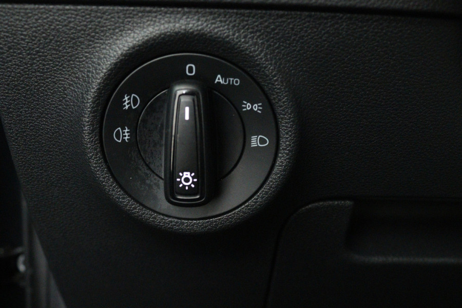 Škoda Karoq 1.0 TSI Clever Edition (NAVIGATIE, STOELVERWARMING, PARKEERSENSOREN, CARPLAY)