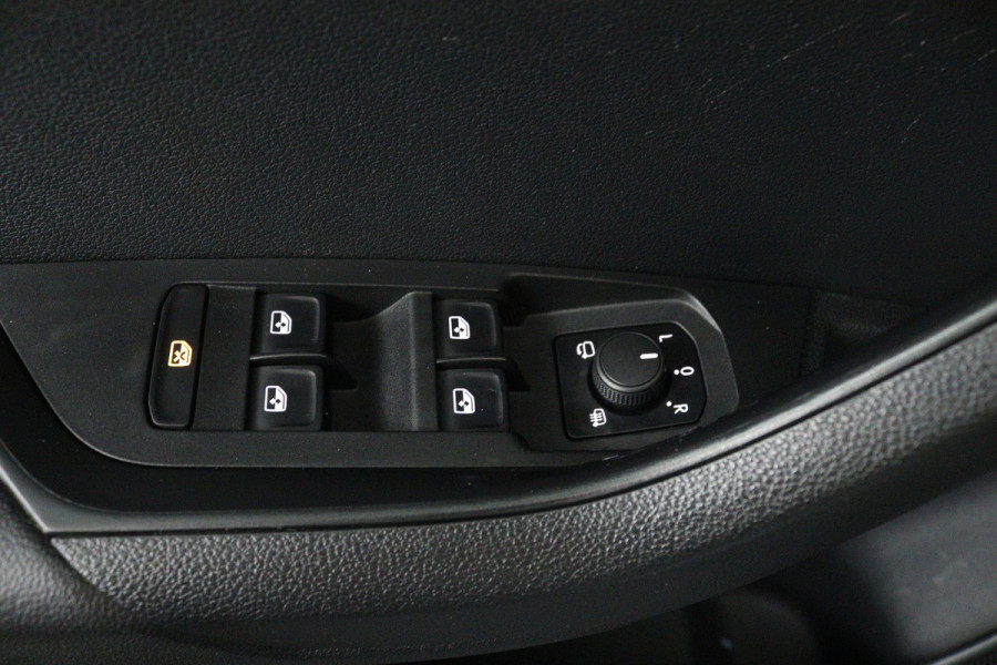 Škoda Karoq 1.0 TSI Clever Edition (NAVIGATIE, STOELVERWARMING, PARKEERSENSOREN, CARPLAY)