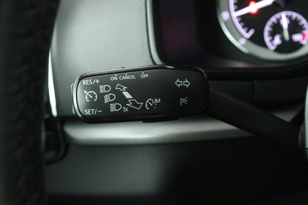 Škoda Karoq 1.0 TSI Clever Edition (NAVIGATIE, STOELVERWARMING, PARKEERSENSOREN, CARPLAY)