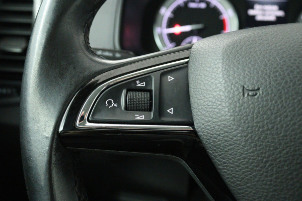 Škoda Karoq 1.0 TSI Clever Edition (NAVIGATIE, STOELVERWARMING, PARKEERSENSOREN, CARPLAY)