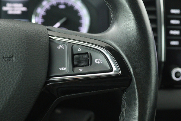 Škoda Karoq 1.0 TSI Clever Edition (NAVIGATIE, STOELVERWARMING, PARKEERSENSOREN, CARPLAY)