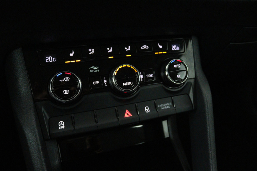 Škoda Karoq 1.0 TSI Clever Edition (NAVIGATIE, STOELVERWARMING, PARKEERSENSOREN, CARPLAY)