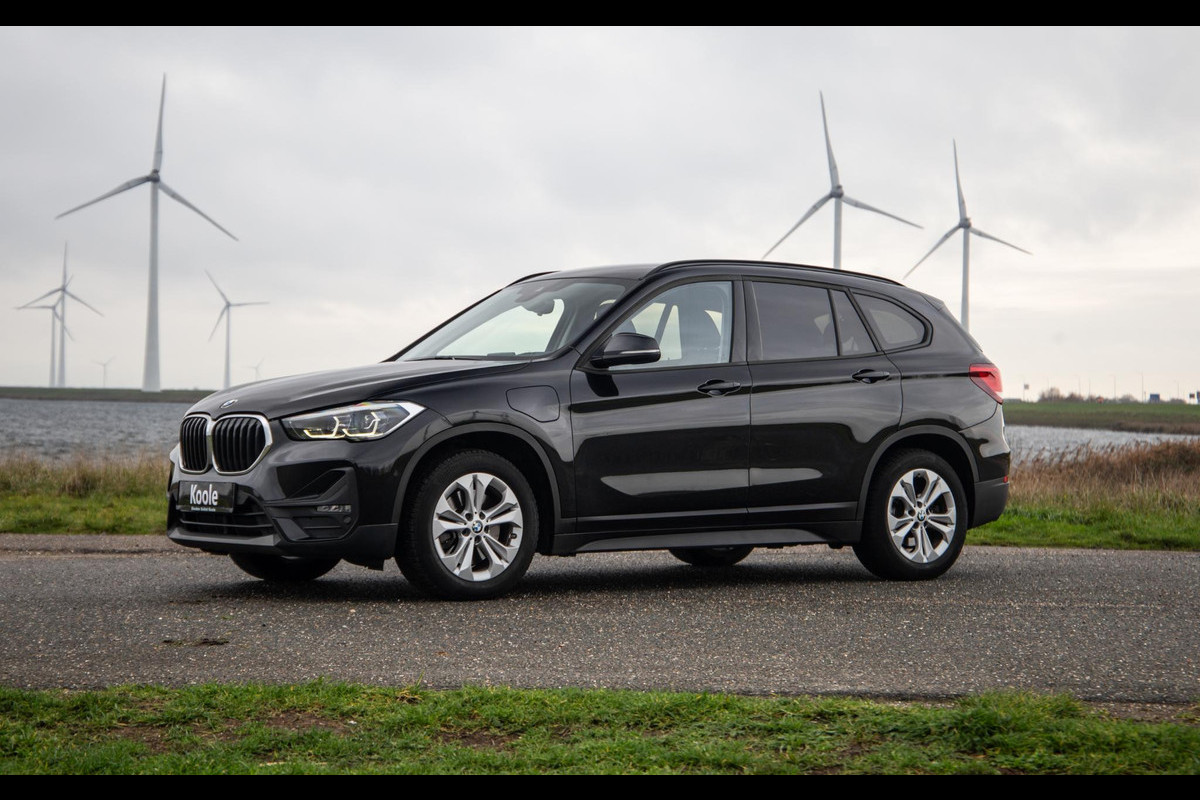 BMW X1 xDrive25e Executive CAMERA / CARPLAY / HEAD UP DISPLAY / LEDER / LED / CRUISE CONTROLE / STOELVERWARMING