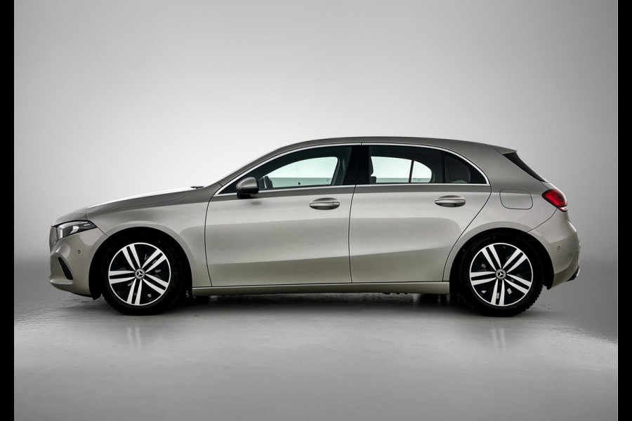 Mercedes-Benz A-Klasse 180 Business Solution Luxury Ledkoplampen | Sfeerverlichting | Stoelverwarming | Parkeerpakket met achteruitrijcamera. Inclusief 48 maanden MB Certified garantie voor Europa.