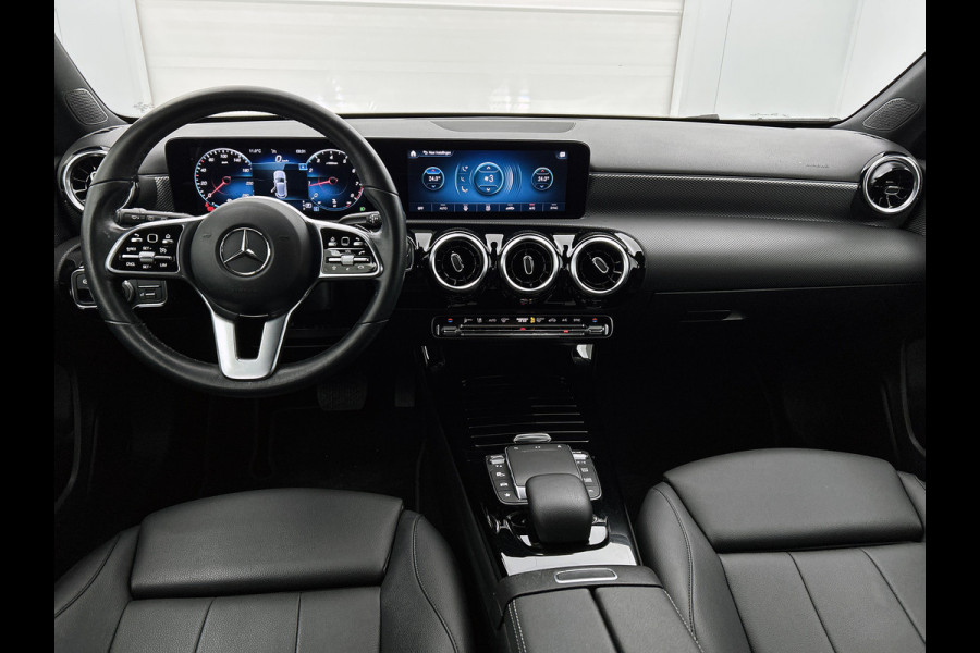 Mercedes-Benz A-Klasse 180 Business Solution Luxury Ledkoplampen | Sfeerverlichting | Stoelverwarming | Parkeerpakket met achteruitrijcamera. Inclusief 48 maanden MB Certified garantie voor Europa.